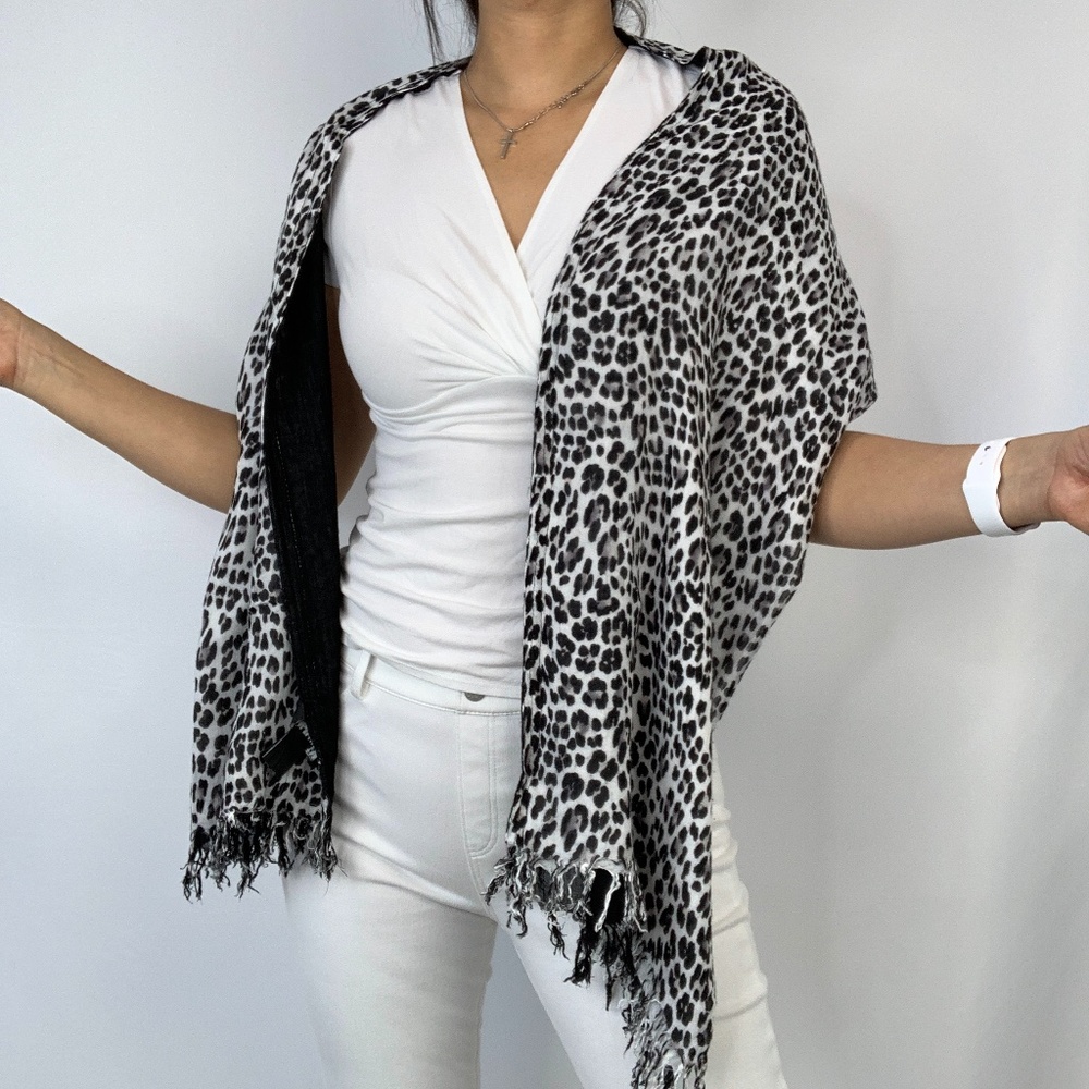 White House Black Market WHBM Shawl SCARF